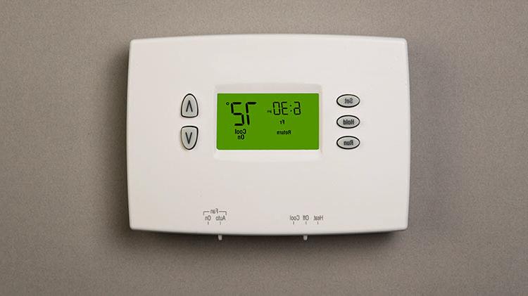 显示时间和温度的家用恒温器.